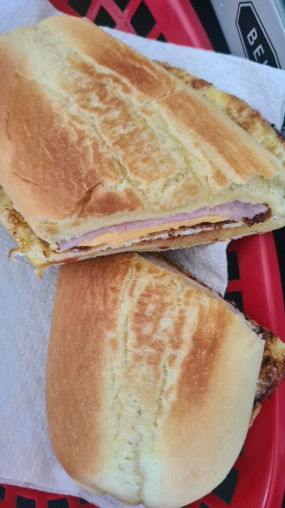 El Sabor que Nunca Falla: Sandwich Clasico y Fresco