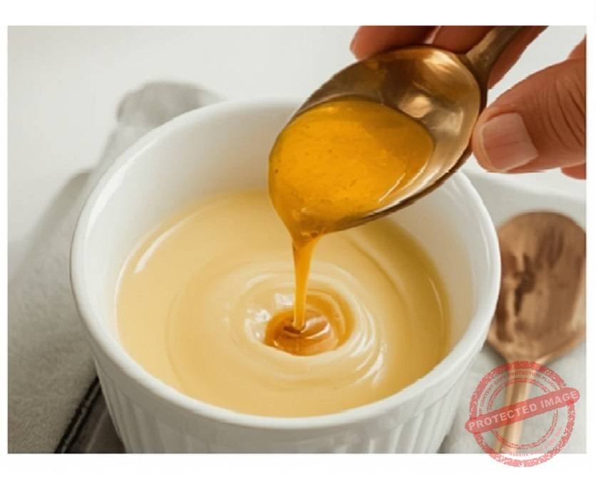 Azúcar recién caramelizada lista para romper con la cuchara